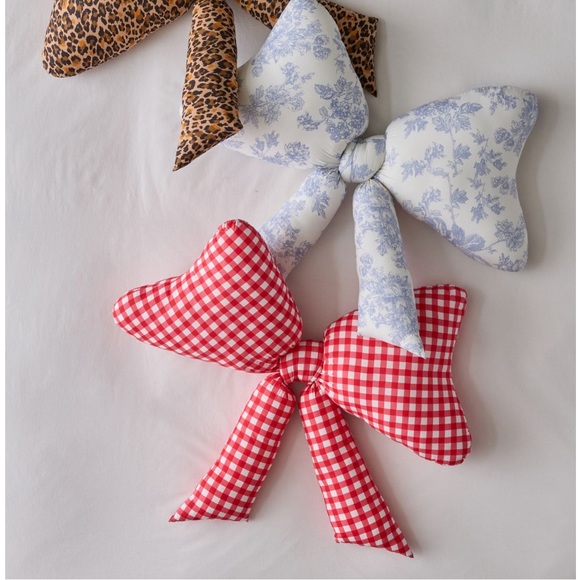 New UO Large Bow Pillow - Picture 4 of 9